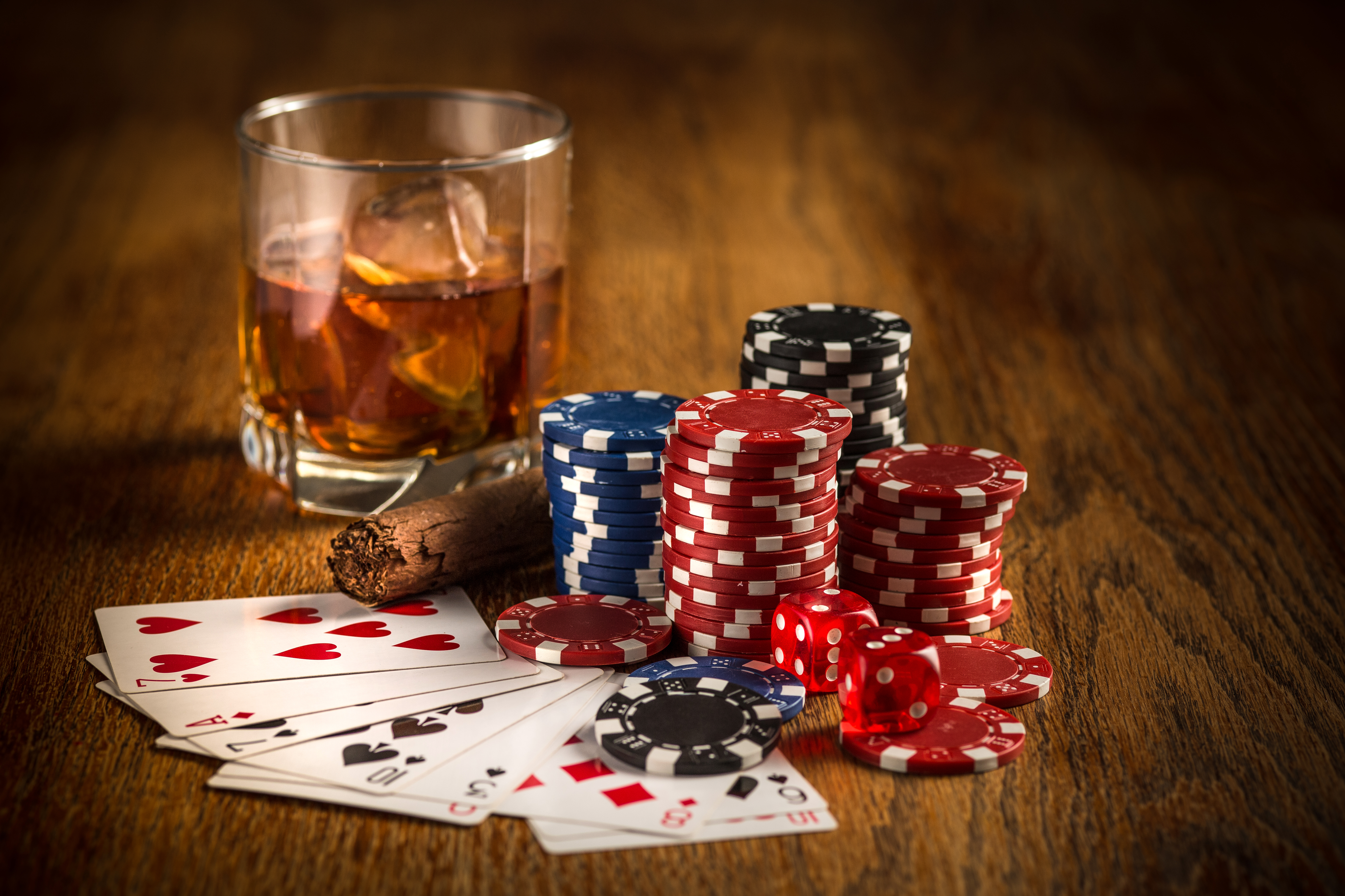 Азартные игры напитки. Покер картинки. Гемблинг. Карты игральные и пиво фото.